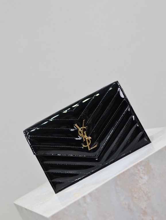 Black patent leather with gold buckle_woc small size envelope bag is coming, when it comes to envelope bag, this one from Y family must have the name! The whole bag is made of Italian cowhide leather, with a three-dimens