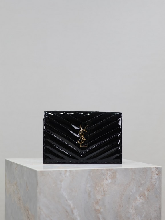 Black patent leather with gold buckle_woc small size envelope bag is coming, when it comes to envelope bag, this one from Y family must have the name! The whole bag is made of Italian cowhide leather, with a three-dimens