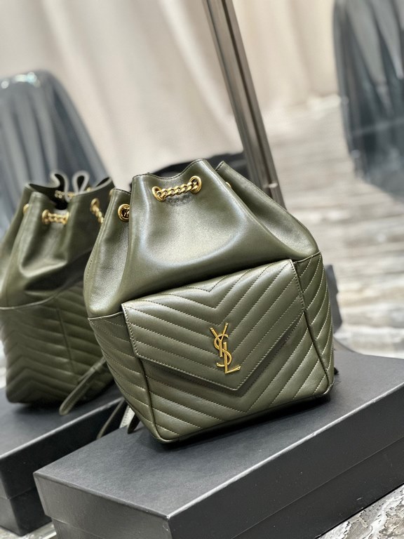 [In Stock Seconds]   _ duffel bag green  No exaggeration This is a duffel bag that can be passed down through generations! The classic monogrammed logo with metal hardware, the V-shaped stitching on the front pocket is f