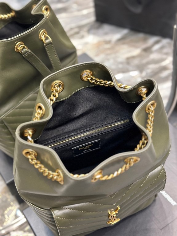 [In Stock Seconds]   _ duffel bag green  No exaggeration This is a duffel bag that can be passed down through generations! The classic monogrammed logo with metal hardware, the V-shaped stitching on the front pocket is f