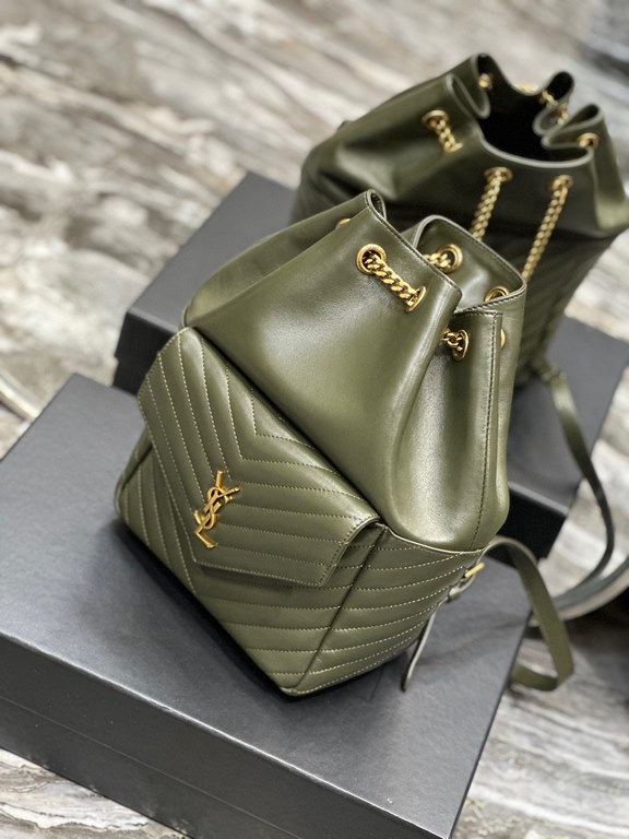 [In Stock Seconds]   _ duffel bag green  No exaggeration This is a duffel bag that can be passed down through generations! The classic monogrammed logo with metal hardware, the V-shaped stitching on the front pocket is f