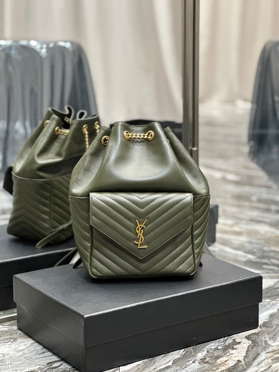 [In Stock Seconds]   _ duffel bag green  No exaggeration This is a duffel bag that can be passed down through generations! The classic monogrammed logo with metal hardware, the V-shaped stitching on the front pocket is f