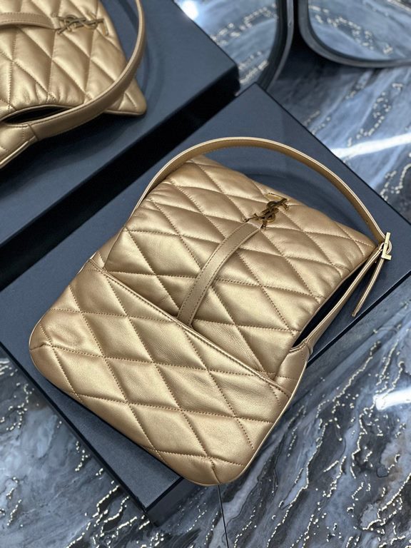 [In stock in secondsLimited color scheme Golden lambskin_LE 57 series quilted underarm bag, these days without an underarm bag are embarrassed to say they are a hipster, right The whole bag is made of diamond pattern qui