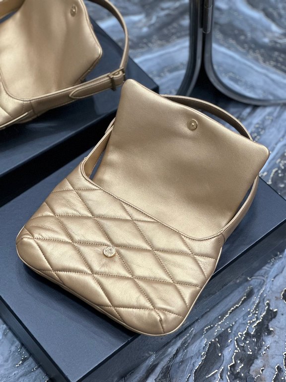 [In stock in secondsLimited color scheme Golden lambskin_LE 57 series quilted underarm bag, these days without an underarm bag are embarrassed to say they are a hipster, right The whole bag is made of diamond pattern qui