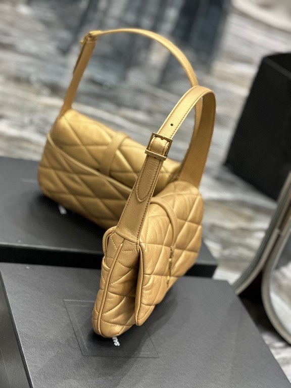 [In stock in secondsLimited color scheme Golden lambskin_LE 57 series quilted underarm bag, these days without an underarm bag are embarrassed to say they are a hipster, right The whole bag is made of diamond pattern qui