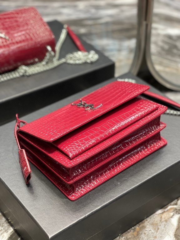 [In stock in seconds]              #Burgundy with silver buckle #Unbeatable classic crocodile print sunset bag! Out for such a long time the heat is still unabated, it can be seen that it is loved to an extraordinary deg