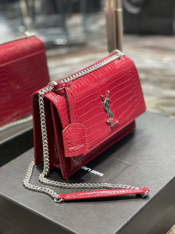 [In stock in seconds]              #Burgundy with silver buckle #Unbeatable classic crocodile print sunset bag! Out for such a long time the heat is still unabated, it can be seen that it is loved to an extraordinary deg