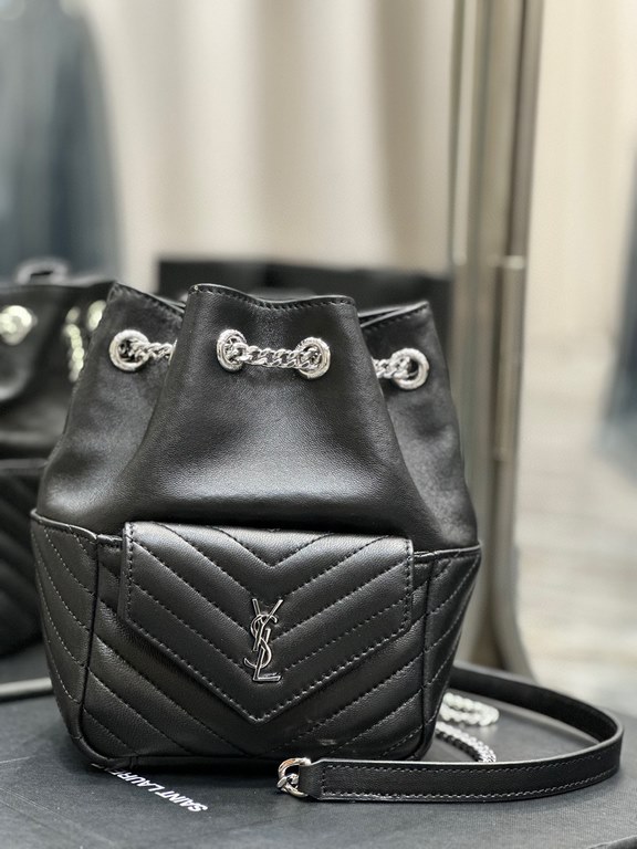 [Spot SecondsJOE_Black Silver BuckleThe latest V-shaped quilted mini bucket bag from the counter has arrived brand new! It is a little cute that can be held in the palm of your hand! The whole bag is carefully sewn with 