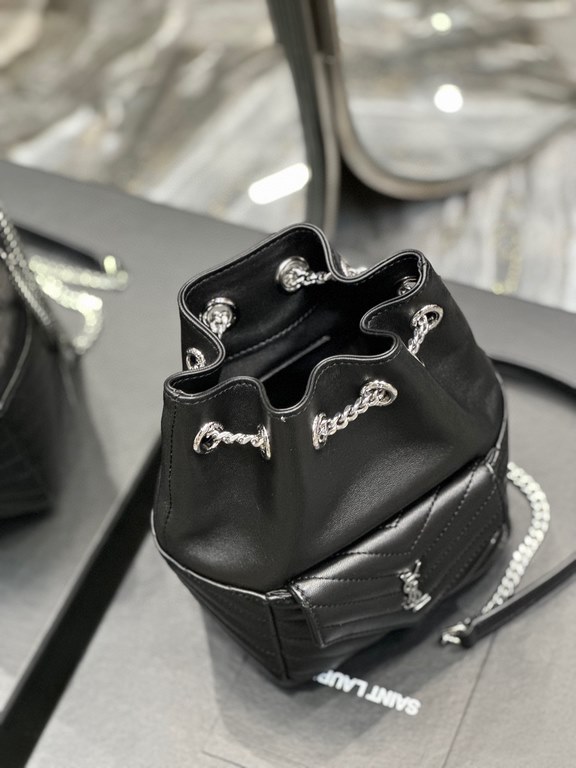 [Spot SecondsJOE_Black Silver BuckleThe latest V-shaped quilted mini bucket bag from the counter has arrived brand new! It is a little cute that can be held in the palm of your hand! The whole bag is carefully sewn with 