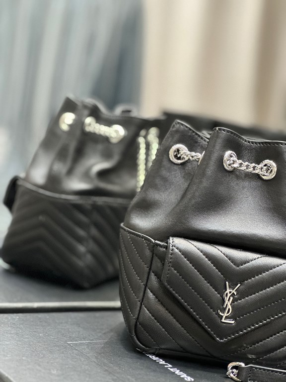 [Spot SecondsJOE_Black Silver BuckleThe latest V-shaped quilted mini bucket bag from the counter has arrived brand new! It is a little cute that can be held in the palm of your hand! The whole bag is carefully sewn with 