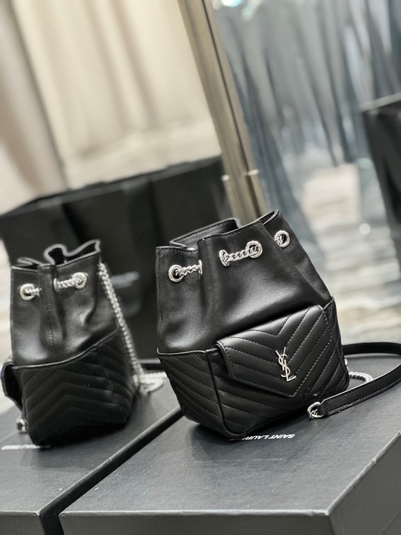 [Spot SecondsJOE_Black Silver BuckleThe latest V-shaped quilted mini bucket bag from the counter has arrived brand new! It is a little cute that can be held in the palm of your hand! The whole bag is carefully sewn with 