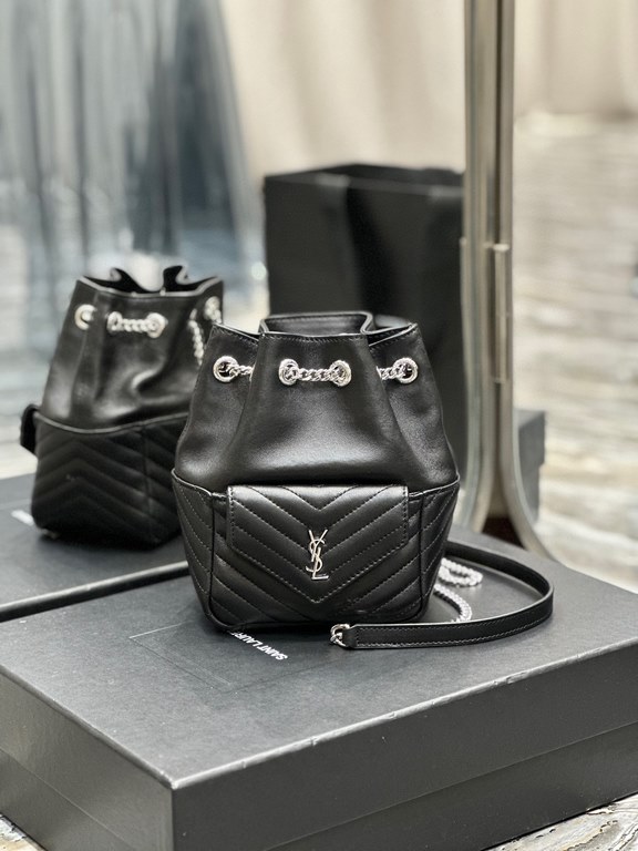 [Spot SecondsJOE_Black Silver BuckleThe latest V-shaped quilted mini bucket bag from the counter has arrived brand new! It is a little cute that can be held in the palm of your hand! The whole bag is carefully sewn with 