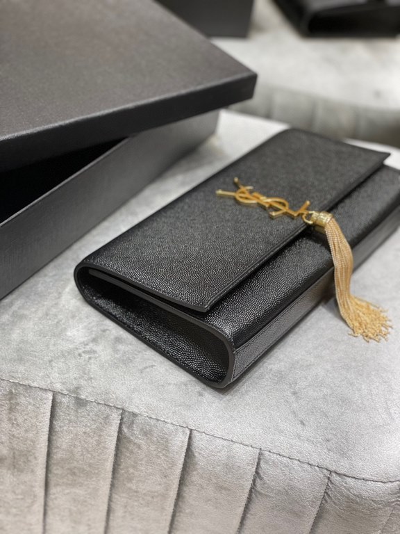 [In stock in seconds]             _Clutch bagClassic flap clutch    highly representative metal logo logo, imported Italian caviar cowhide, simple tassel decorations, the overall low-key exquisite and versatile, handbag 