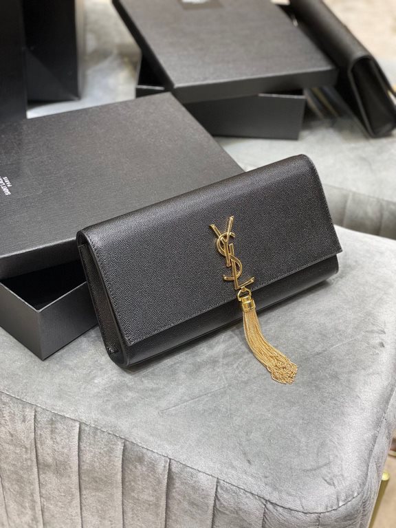 [In stock in seconds]             _Clutch bagClassic flap clutch    highly representative metal logo logo, imported Italian caviar cowhide, simple tassel decorations, the overall low-key exquisite and versatile, handbag 