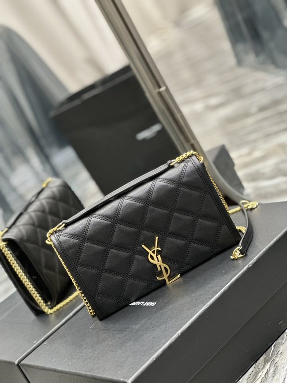 Becky_22.5cm Black#Becky Diamond Quilted Lambskin Chain BagThis bag is one of the most beautiful pieces in the Love at First Sight collection! The diamond-shaped quilted pattern gives off a diamond-like luster! The gold 