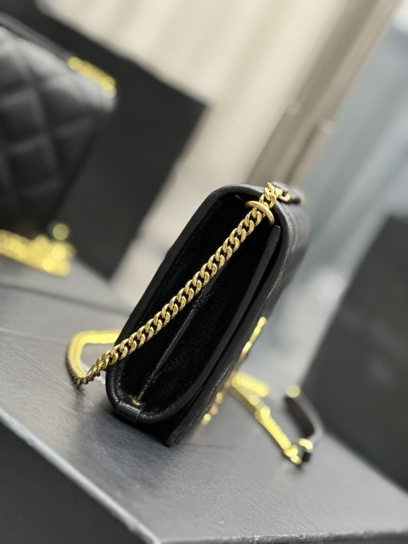 Becky_22.5cm Black#Becky Diamond Quilted Lambskin Chain BagThis bag is one of the most beautiful pieces in the Love at First Sight collection! The diamond-shaped quilted pattern gives off a diamond-like luster! The gold 