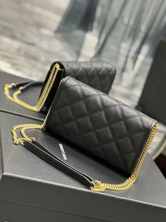 Becky_22.5cm Black#Becky Diamond Quilted Lambskin Chain BagThis bag is one of the most beautiful pieces in the Love at First Sight collection! The diamond-shaped quilted pattern gives off a diamond-like luster! The gold 