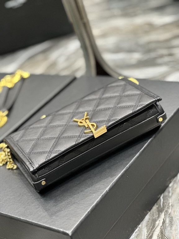 Becky_22.5cm Black#Becky Diamond Quilted Lambskin Chain BagThis bag is one of the most beautiful pieces in the Love at First Sight collection! The diamond-shaped quilted pattern gives off a diamond-like luster! The gold 