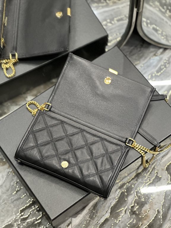 Becky_22.5cm Black#Becky Diamond Quilted Lambskin Chain BagThis bag is one of the most beautiful pieces in the Love at First Sight collection! The diamond-shaped quilted pattern gives off a diamond-like luster! The gold 