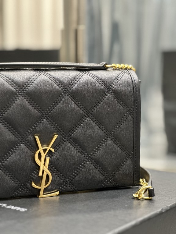 Becky_22.5cm Black#Becky Diamond Quilted Lambskin Chain BagThis bag is one of the most beautiful pieces in the Love at First Sight collection! The diamond-shaped quilted pattern gives off a diamond-like luster! The gold 