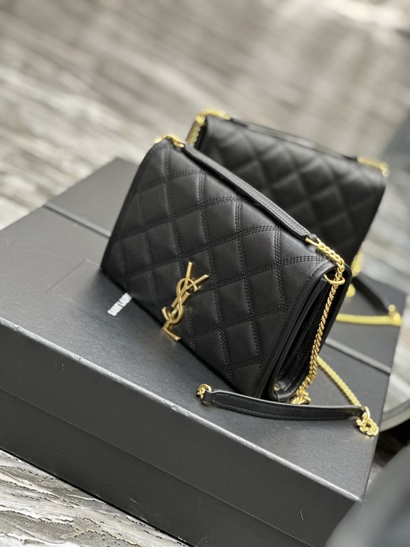 Becky_22.5cm Black#Becky Diamond Quilted Lambskin Chain BagThis bag is one of the most beautiful pieces in the Love at First Sight collection! The diamond-shaped quilted pattern gives off a diamond-like luster! The gold 