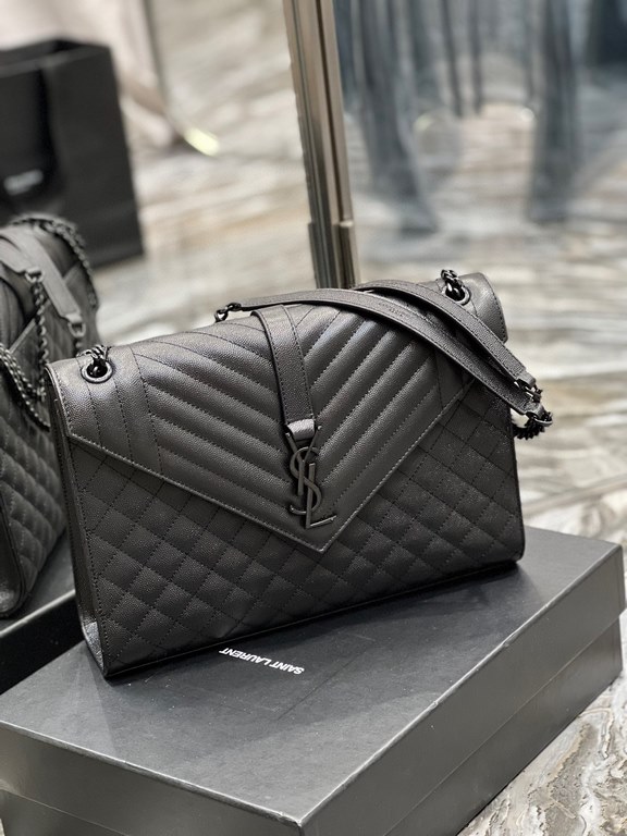 [In stock in seconds]#Envelope #Black with black buckleLarge grained embossed quilted leather envelope bagClassic is timeless, the beauty of the sky V grain quilted diamond caviar pattern, Italian cowhide with eye-catchi