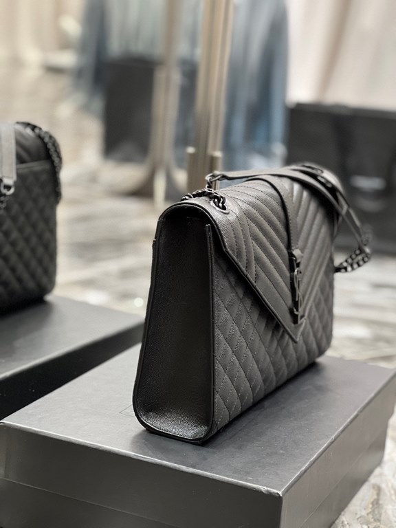 [In stock in seconds]#Envelope #Black with black buckleLarge grained embossed quilted leather envelope bagClassic is timeless, the beauty of the sky V grain quilted diamond caviar pattern, Italian cowhide with eye-catchi