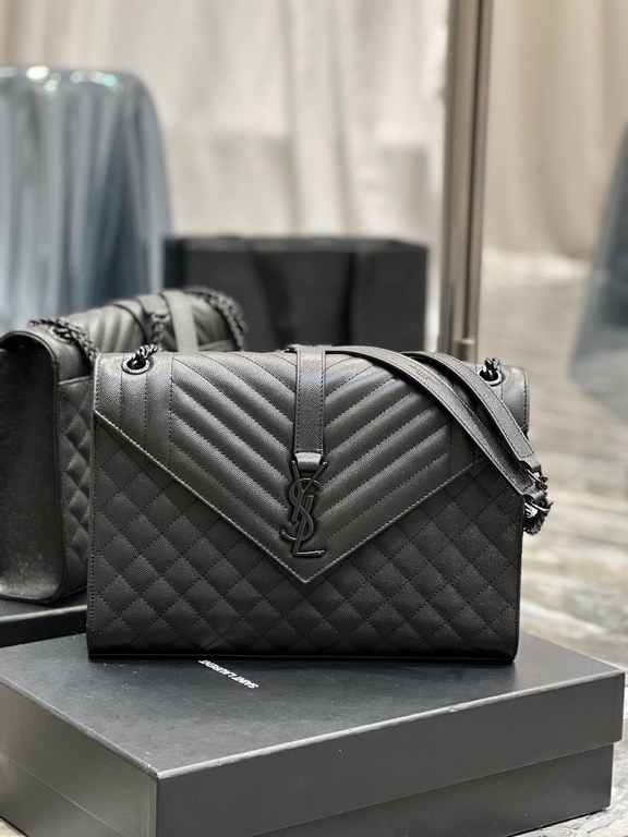 [In stock in seconds]#Envelope #Black with black buckleLarge grained embossed quilted leather envelope bagClassic is timeless, the beauty of the sky V grain quilted diamond caviar pattern, Italian cowhide with eye-catchi