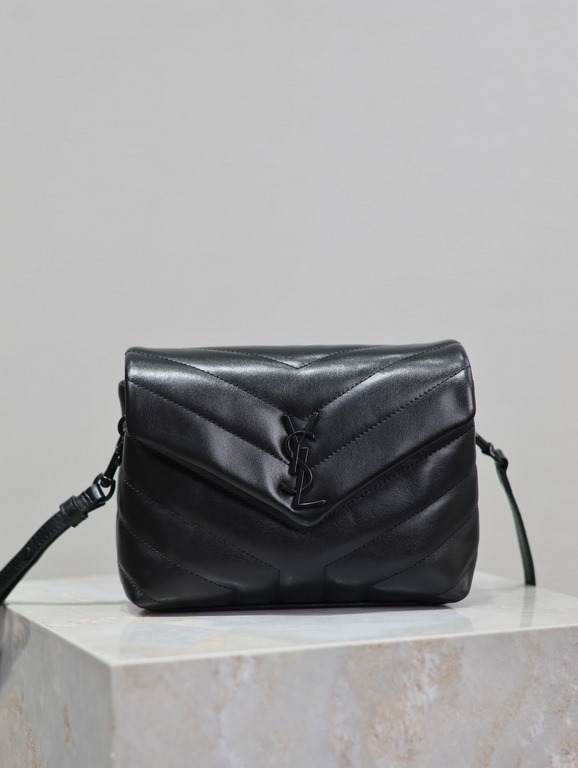 Loulou 20cm-Black with Black BuckleY family classic explosive models! The most practical and versatile, imported Italian cowhide leather carefully crafted, feel great! The bag is ultra-light weight, no sense of burden, c