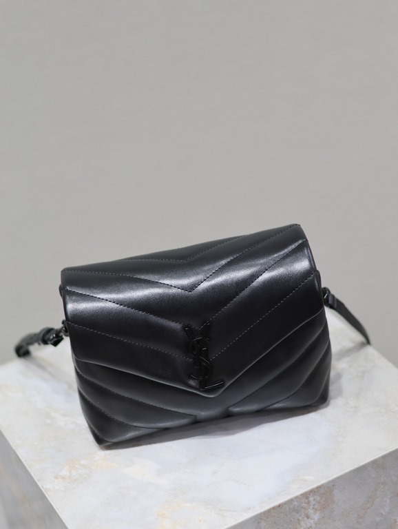 Loulou 20cm-Black with Black BuckleY family classic explosive models! The most practical and versatile, imported Italian cowhide leather carefully crafted, feel great! The bag is ultra-light weight, no sense of burden, c