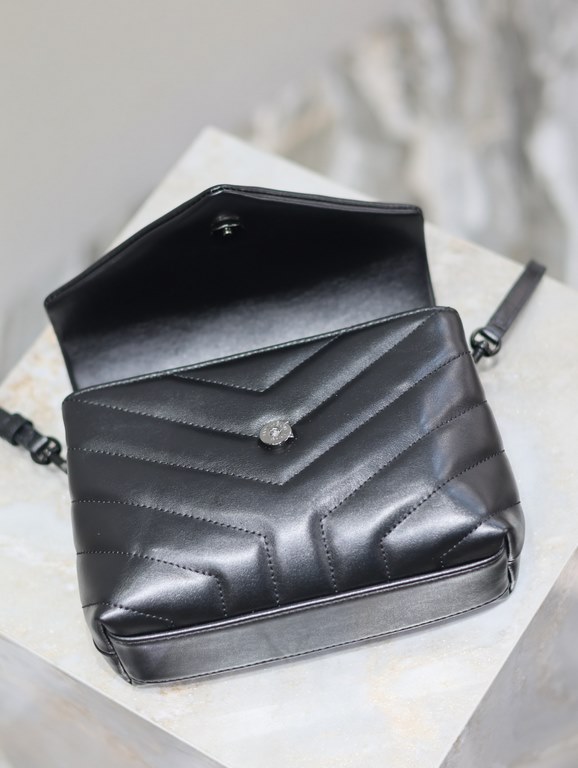 Loulou 20cm-Black with Black BuckleY family classic explosive models! The most practical and versatile, imported Italian cowhide leather carefully crafted, feel great! The bag is ultra-light weight, no sense of burden, c