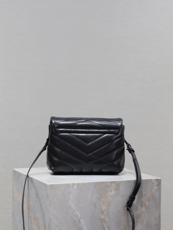 Loulou 20cm-Black with Black BuckleY family classic explosive models! The most practical and versatile, imported Italian cowhide leather carefully crafted, feel great! The bag is ultra-light weight, no sense of burden, c