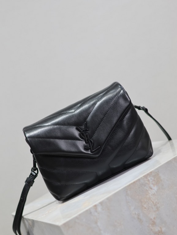 Loulou 20cm-Black with Black BuckleY family classic explosive models! The most practical and versatile, imported Italian cowhide leather carefully crafted, feel great! The bag is ultra-light weight, no sense of burden, c