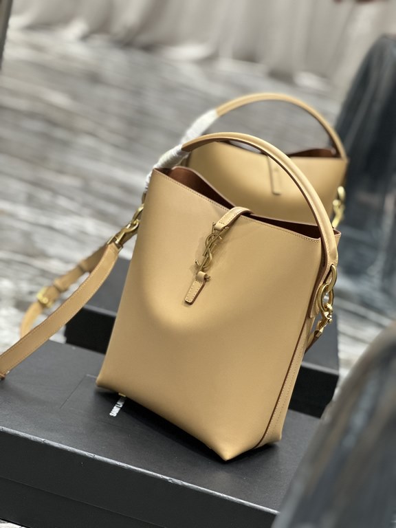 [NEWLE 5à7 series of bucket bagNew super good-looking bucket bag with tote _The new new bag type, using Italian calf leather, the bag body outline is simple, three-dimensional, looks hard but not too harsh, the bottom wi