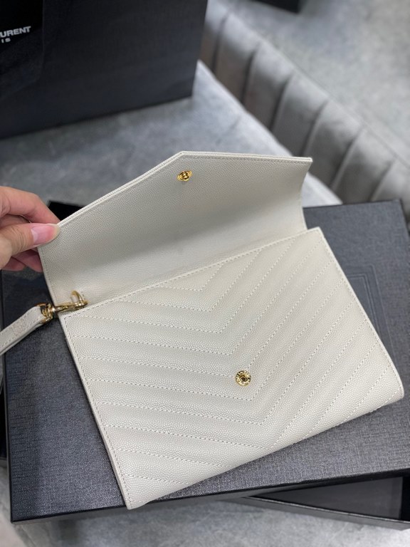 [In-stock seconds]        _ Caviar Clutch with Removable Wrist Strap, Wearable Caviar Pattern. 100% imported calf leather, grosgrain lining, flat pocket inside the bag! A must-have item for going out! Very, very versatil