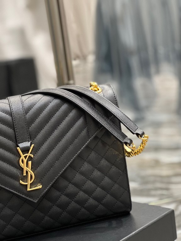 [In stock in seconds]#Envelope# Black with gold buckleLarge grained embossed quilted leather envelope bagClassic is timeless, the beauty of the sky V grain quilted diamond caviar pattern, Italian cowhide with eye-catchin