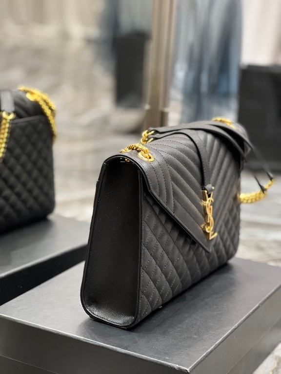 [In stock in seconds]#Envelope# Black with gold buckleLarge grained embossed quilted leather envelope bagClassic is timeless, the beauty of the sky V grain quilted diamond caviar pattern, Italian cowhide with eye-catchin