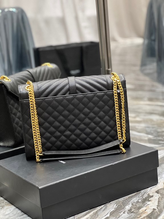 [In stock in seconds]#Envelope# Black with gold buckleLarge grained embossed quilted leather envelope bagClassic is timeless, the beauty of the sky V grain quilted diamond caviar pattern, Italian cowhide with eye-catchin