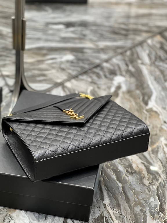 [In stock in seconds]#Envelope# Black with gold buckleLarge grained embossed quilted leather envelope bagClassic is timeless, the beauty of the sky V grain quilted diamond caviar pattern, Italian cowhide with eye-catchin