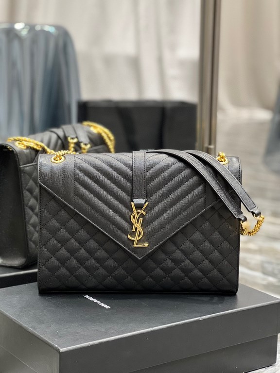 [In stock in seconds]#Envelope# Black with gold buckleLarge grained embossed quilted leather envelope bagClassic is timeless, the beauty of the sky V grain quilted diamond caviar pattern, Italian cowhide with eye-catchin