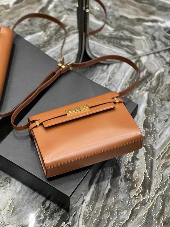 [In stock in seconds]             Caramel_.Manhattan Manhattan baguette bag counter revamped the latest version of the full leather interior, calling out a sense of high class! It changed the classic logo in the past, re