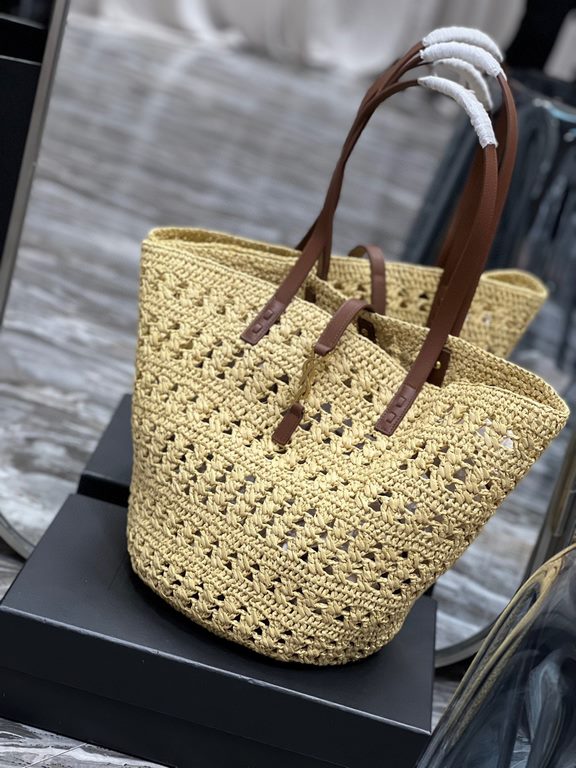 [In stock in seconds]  straw woven bag fast fallVegetable basket hollowed out straw tote bag_Y home exquisite Parisian style in this black straw woven tote bag in the best. logo directly using the L letter hooked in the 