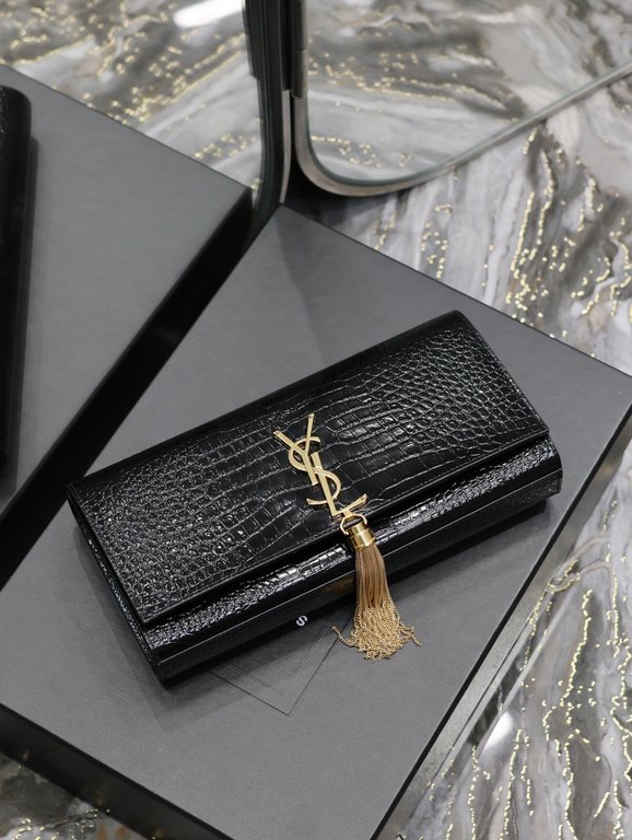 Classic Kate_ClutchBlack crocodile print gold buckle with tasselClassic flap clutch    very representative of the metal logo logo, imported Italian crocodile grain cowhide, simple metal decorations, the overall low-key e