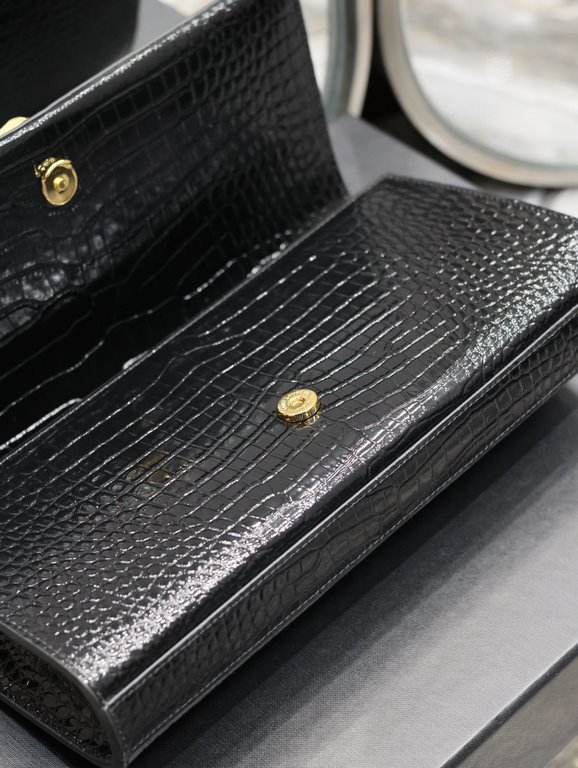 Classic Kate_ClutchBlack crocodile print gold buckle with tasselClassic flap clutch    very representative of the metal logo logo, imported Italian crocodile grain cowhide, simple metal decorations, the overall low-key e