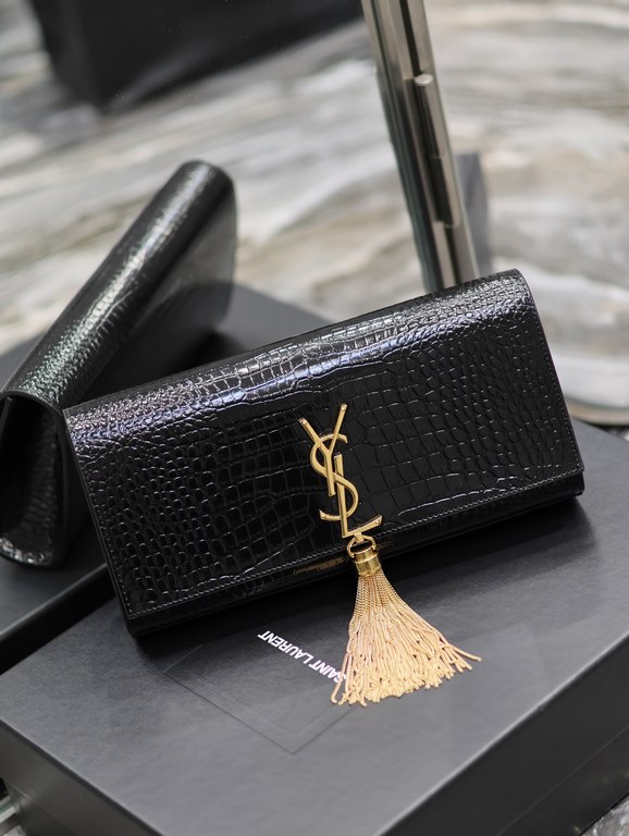 Classic Kate_ClutchBlack crocodile print gold buckle with tasselClassic flap clutch    very representative of the metal logo logo, imported Italian crocodile grain cowhide, simple metal decorations, the overall low-key e