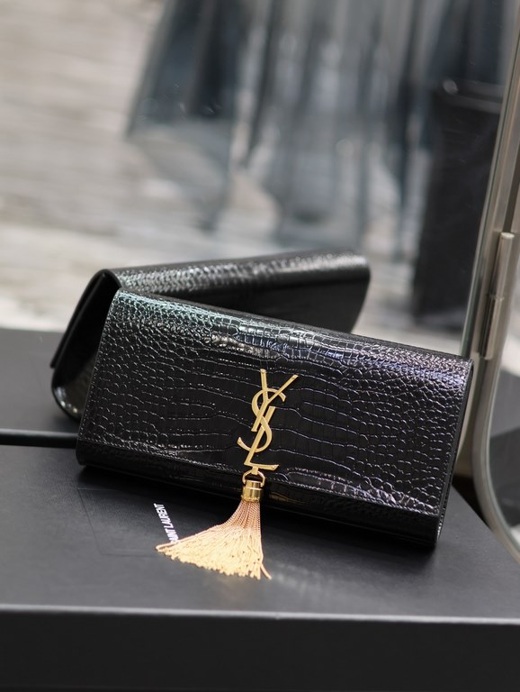 Classic Kate_ClutchBlack crocodile print gold buckle with tasselClassic flap clutch    very representative of the metal logo logo, imported Italian crocodile grain cowhide, simple metal decorations, the overall low-key e