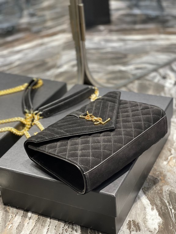 [In-stock seconds]        _ Frosted SeriesMedium envelope bag, the latest models of V grain spelling diamond caviar, Italy imported frosted cowhide, a very atmospheric , black with gold hardware is very classic, versatil