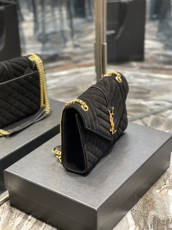 [In-stock seconds]        _ Frosted SeriesMedium envelope bag, the latest models of V grain spelling diamond caviar, Italy imported frosted cowhide, a very atmospheric , black with gold hardware is very classic, versatil