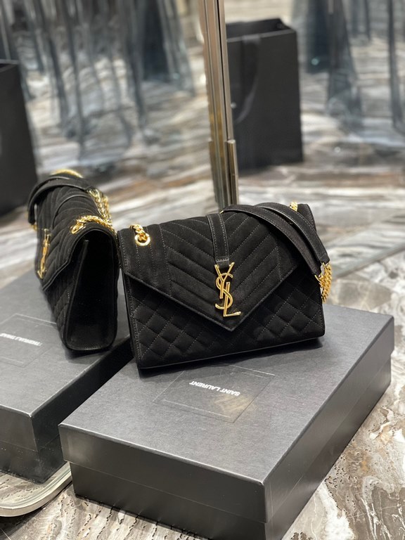 [In-stock seconds]        _ Frosted SeriesMedium envelope bag, the latest models of V grain spelling diamond caviar, Italy imported frosted cowhide, a very atmospheric , black with gold hardware is very classic, versatil