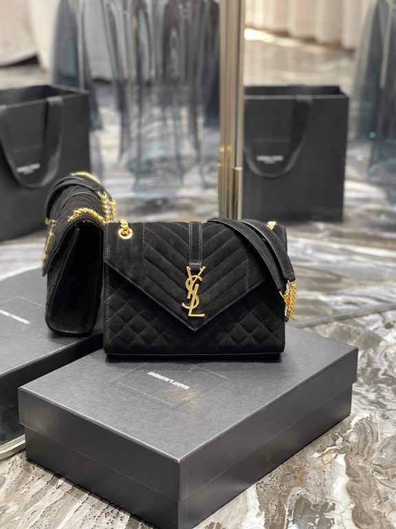 [In-stock seconds]        _ Frosted SeriesMedium envelope bag, the latest models of V grain spelling diamond caviar, Italy imported frosted cowhide, a very atmospheric , black with gold hardware is very classic, versatil